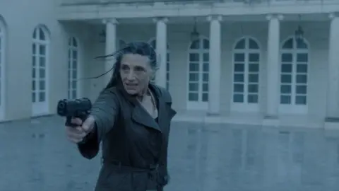 Una abuela de armas tomar: Emilia mata al presidente de España para salvar a Marta Una abuela de armas tomar: Emilia mata al presidente de España para salvar a Marta
