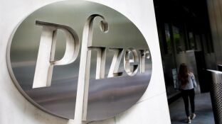 Pfizer recorta a la mitad las dosis de la vacuna de coronavirus que espera fabricar en 2020
