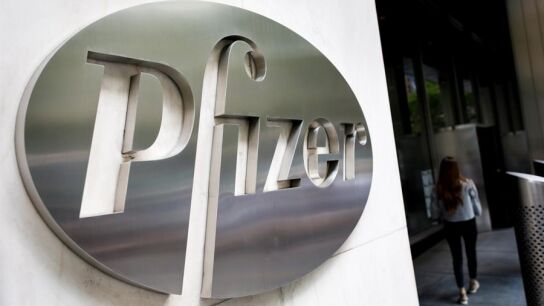 Pfizer recorta a la mitad las dosis de la vacuna de coronavirus que espera fabricar en 2020