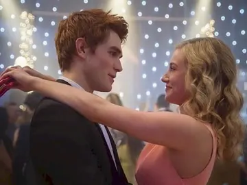 KJ Apa y Lili Reinhart en 'Riverdale' KJ Apa y Lili Reinhart en 'Riverdale'