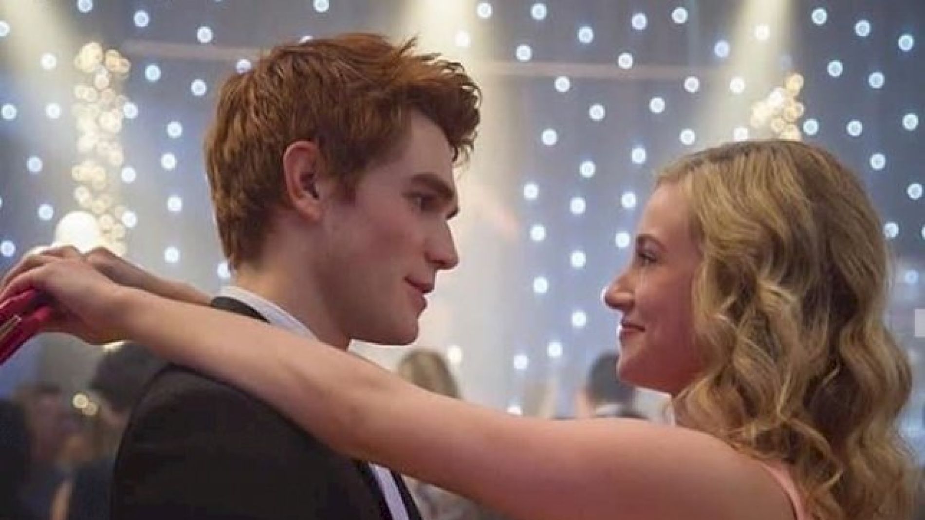 KJ Apa y Lili Reinhart en 'Riverdale'