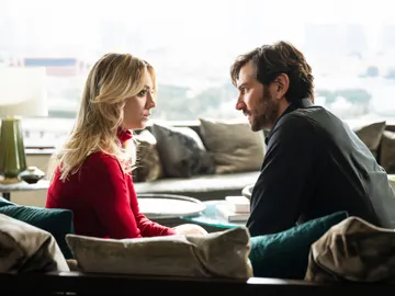 Kaley Cuoco y Michiel Huisman en 'The Flight Attendant' Kaley Cuoco y Michiel Huisman en 'The Flight Attendant'