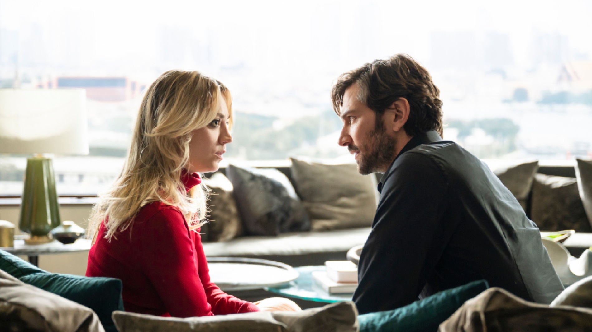 Kaley Cuoco y Michiel Huisman en 'The Flight Attendant'