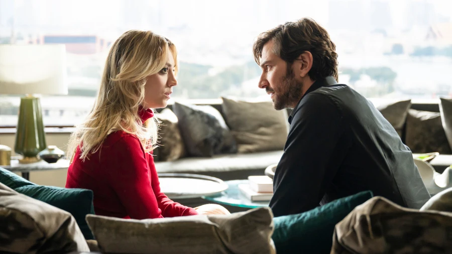 Kaley Cuoco y Michiel Huisman en 'The Flight Attendant'