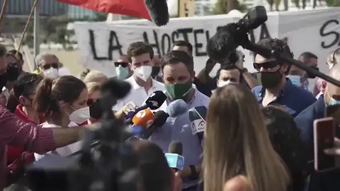 Santiago Abascal responde a la polémica del chat de los exmilitares que a Vox le preocupa el "chat de ETA" Santiago Abascal responde a la polémica del chat de los exmilitares que a Vox le preocupa el "chat de ETA"