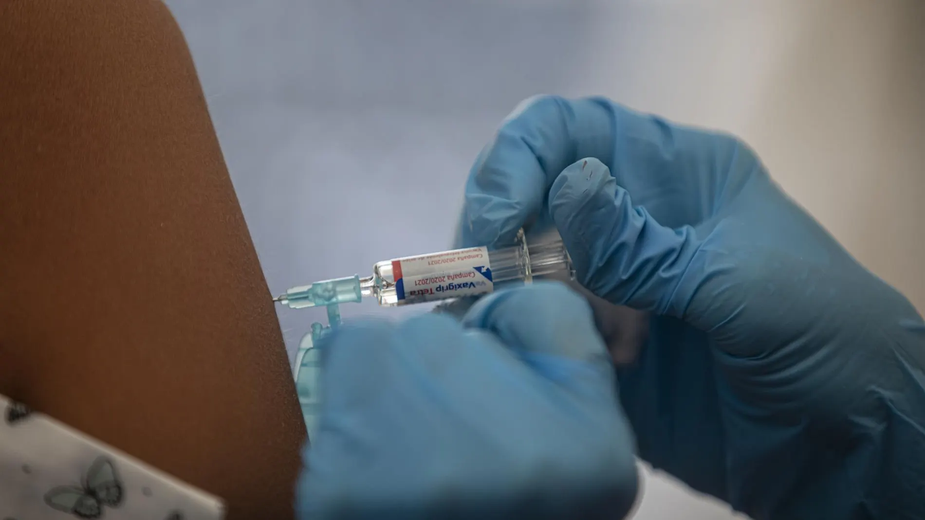 Salud amplía el periodo de vacunación de la gripe y abre la campaña a toda la población Salud amplía el periodo de vacunación de la gripe y abre la campaña a toda la población