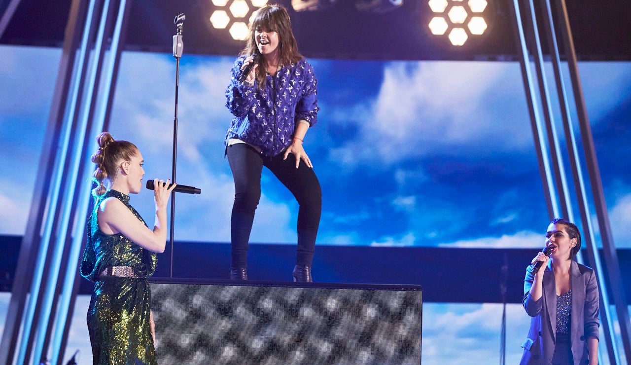 Vanesa Martín, Paula Espinosa y Johanna Polvillo cantan ‘… y vuelo’ en La Final de ‘La Voz’