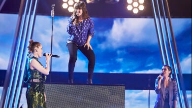 Vanesa Martín, Paula Espinosa y Johanna Polvillo cantan ‘… y vuelo’ en La Final de ‘La Voz’