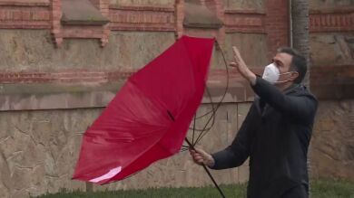 Pedro Sánchez sufre un incidente con un paraguas por el temporal Dora en su llegada a Comillas