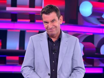 Arturo Valls ‘lamenta’ el doble sentido del nombre de una concursante de ‘¡Ahora caigo!’