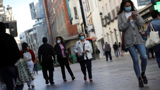 Ciudadanos pasean por la calle Preciados de Madrid