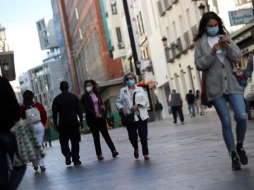 Ciudadanos pasean por la calle Preciados de Madrid