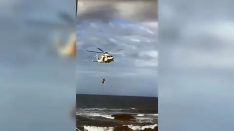 El peligroso y angustioso rescate de un bañista atrapado en una roca en la playa de La Calera, en la Gomera El peligroso y angustioso rescate de un bañista atrapado en una roca en la playa de La Calera, en la Gomera