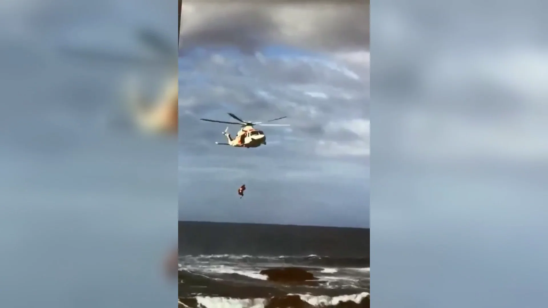 El peligroso y angustioso rescate de un bañista atrapado en una roca en la playa de La Calera, en la Gomera El peligroso y angustioso rescate de un bañista atrapado en una roca en la playa de La Calera, en la Gomera