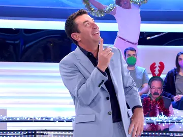 “¡No me coartes mi libertad!”, Arturo Valls desafía a su directora por una hilarante imagen ‘navideña’ en ‘¡Ahora caigo!’ “¡No me coartes mi libertad!”, Arturo Valls desafía a su directora por una hilarante imagen ‘navideña’ en ‘¡Ahora caigo!’