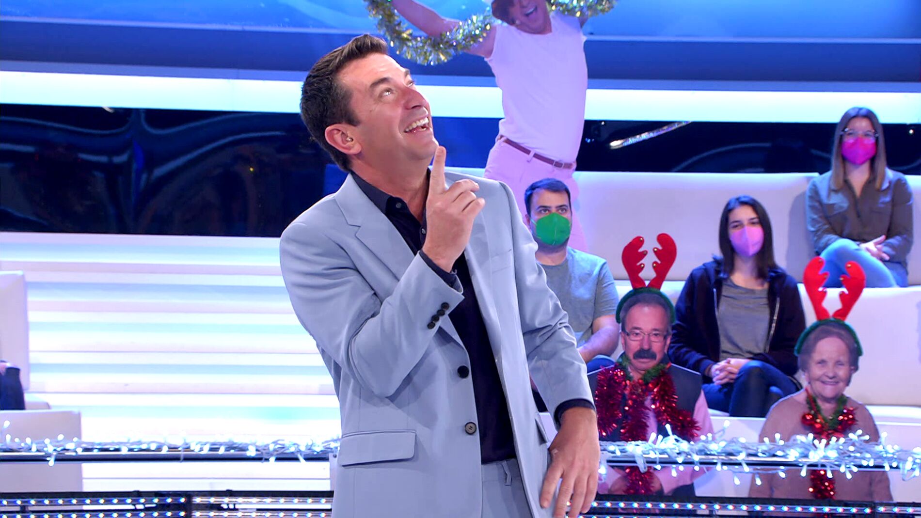 “¡No me coartes mi libertad!”, Arturo Valls desafía a su directora por una hilarante imagen ‘navideña’ en ‘¡Ahora caigo!’