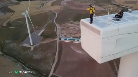 La nueva modalidad del salto base: tirarse desde un molino de viento La nueva modalidad del salto base: tirarse desde un molino de viento