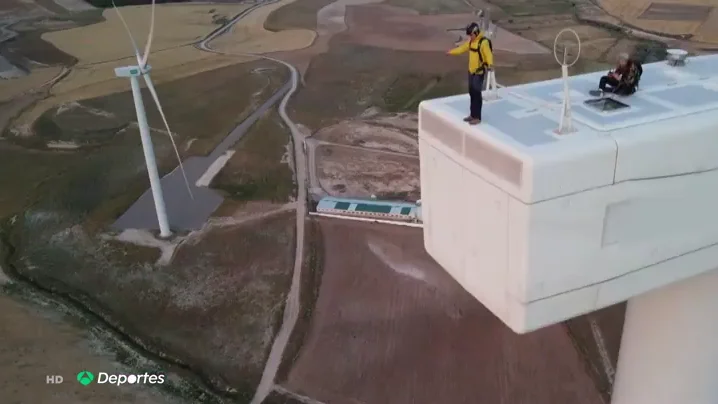 La nueva modalidad del salto base: tirarse desde un molino de viento