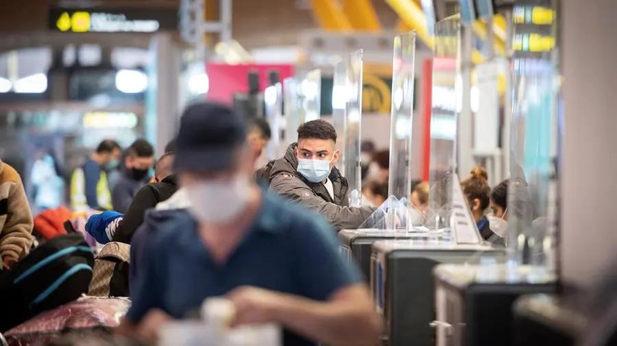 Pasajeros en la T4.