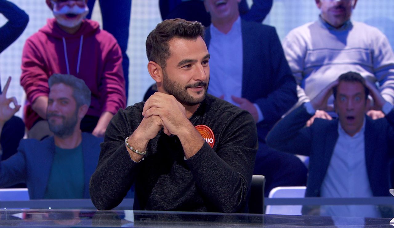Antonio Velázquez recibe su primera felicitación por adelantado en el plató de ‘Pasapalabra’ Antonio Velázquez recibe su primera felicitación por adelantado en el plató de ‘Pasapalabra’
