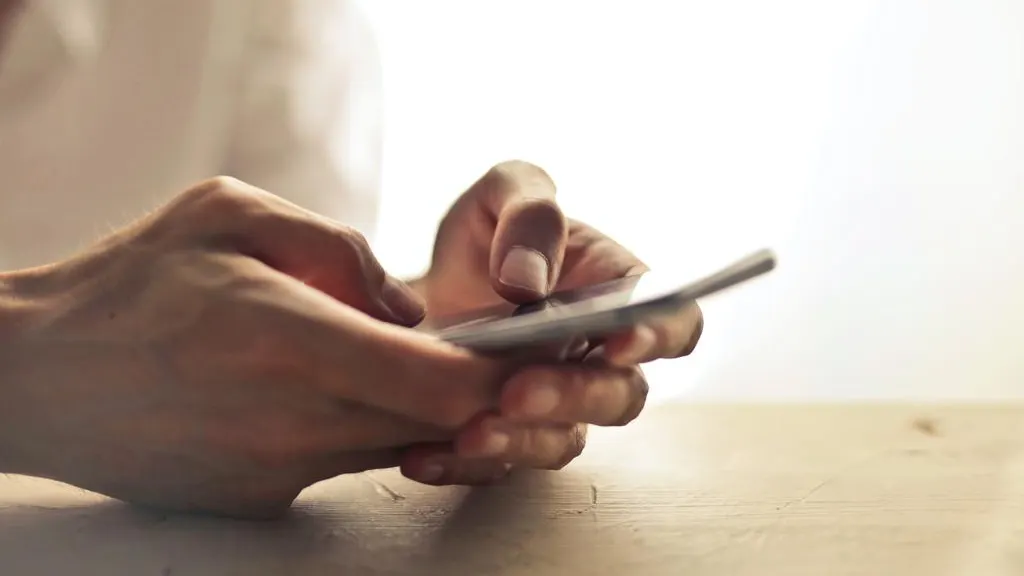 Multa y orden de alejamiento por amenazar a una mujer en Instagram y Whatsapp en A Coruña: "Te vamos a comer... como La Manada" Violencia de género