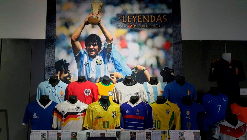Homenaje a Maradona en un centro comercial de Madrid