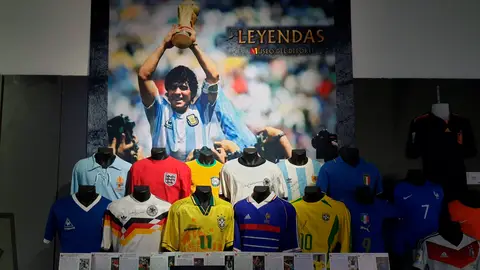 Homenaje a Maradona en un centro comercial de Madrid Homenaje a Maradona en un centro comercial de Madrid