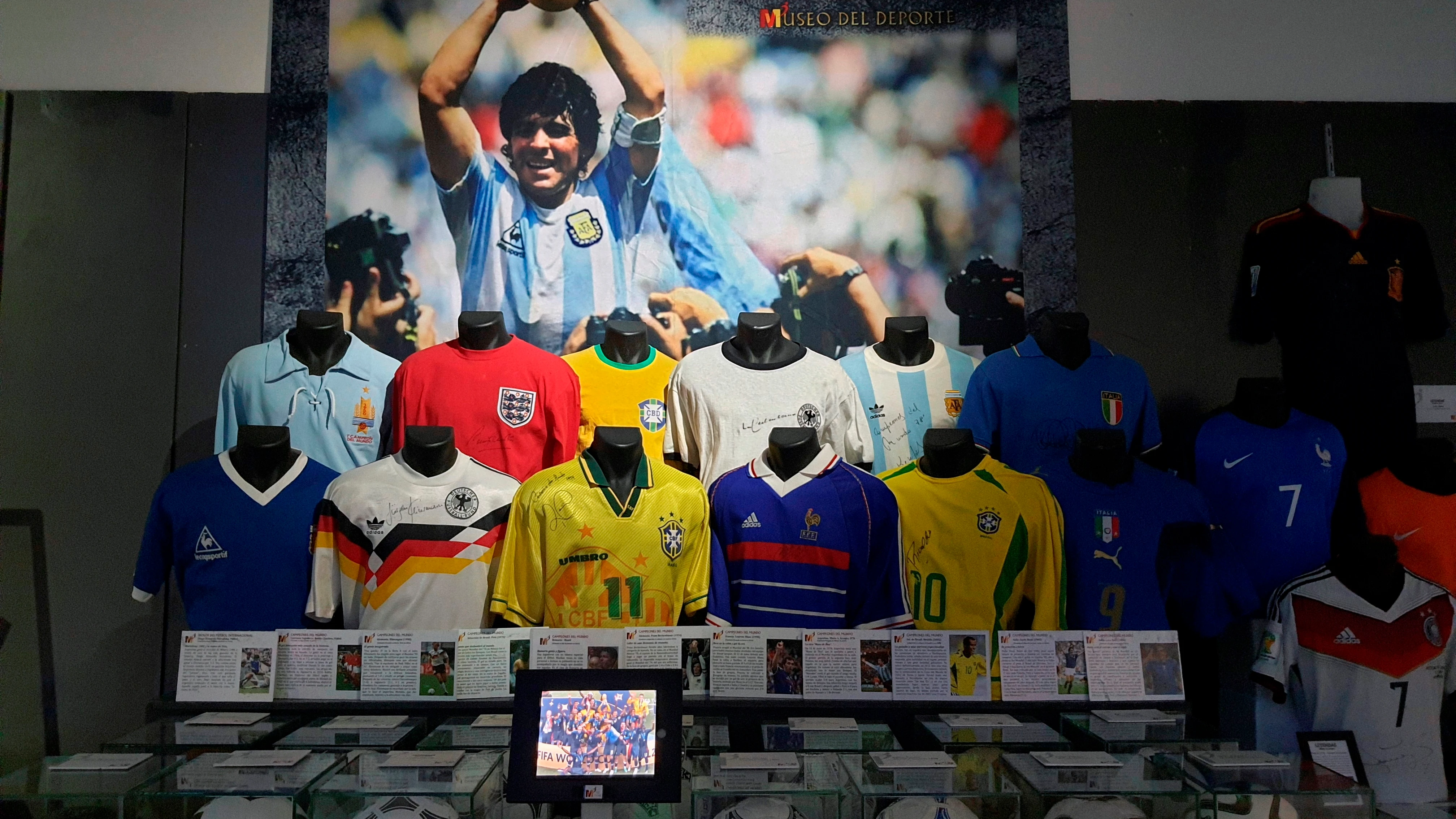 Homenaje a Maradona en un centro comercial de Madrid