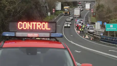 Así son los controles para evitar desplazamientos en el puente de la Constitución Así son los controles para evitar desplazamientos en el puente de la Constitución