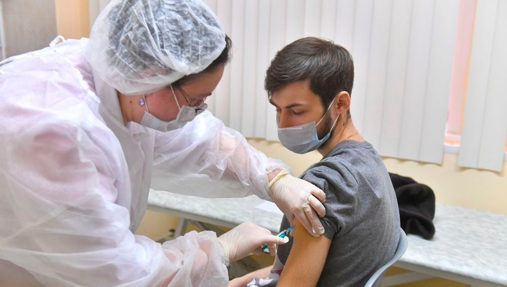 Un joven recibe la vacuna Sputnik V en Moscú
