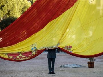 Un militar sujeta la bandera de España