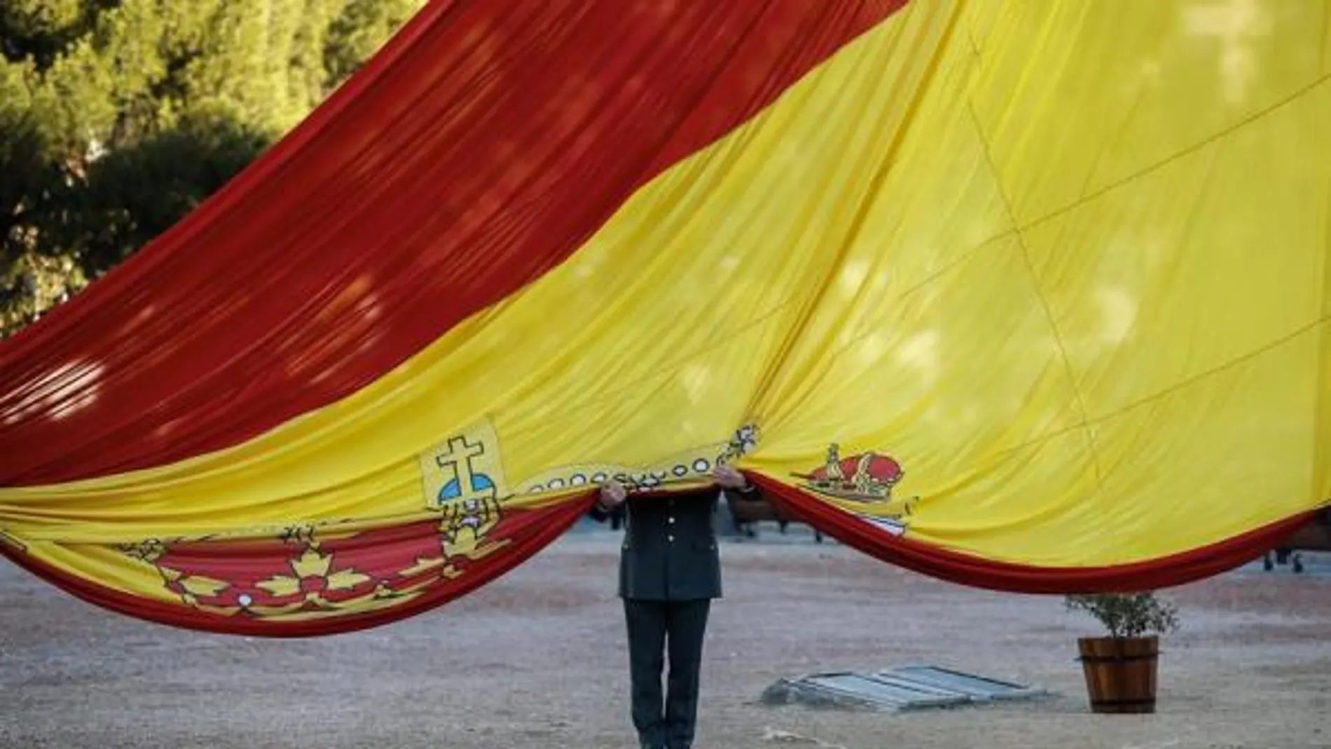 Un militar sujeta la bandera de España