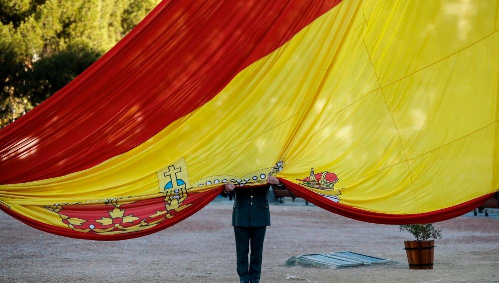 Un militar sujeta la bandera española