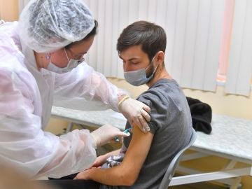 Un joven es vacunado contra el coronavirus en Moscú