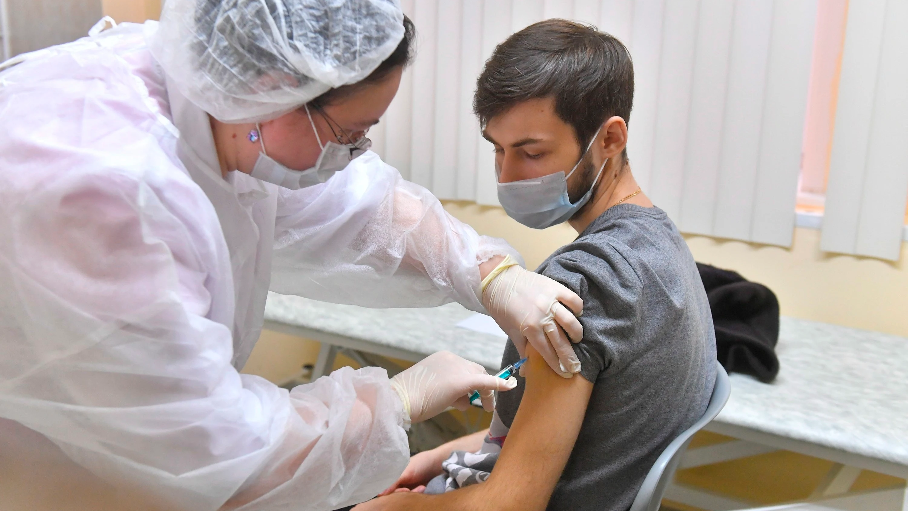 Un joven es vacunado contra el coronavirus en Mosc&uacute;