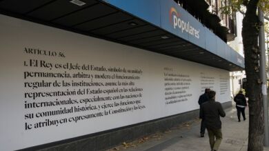 El PP cubre su fachada con artículos de la Constitución en los que se destaca la figura del Rey o la libertad de educación entre otros