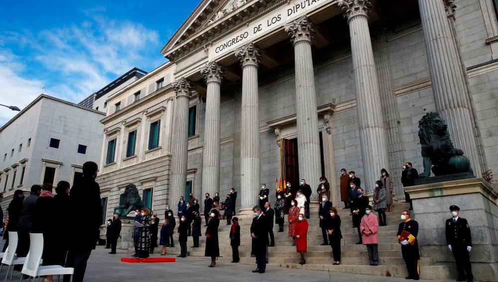Vista general de la celebración del cuadragésimo segundo aniversario de la Constitución en la escalinata del Congreso de los Diputados este domingo en Madrid.