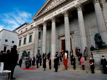 Vista general de la celebración del cuadragésimo segundo aniversario de la Constitución en la escalinata del Congreso de los Diputados este domingo en Madrid. 
