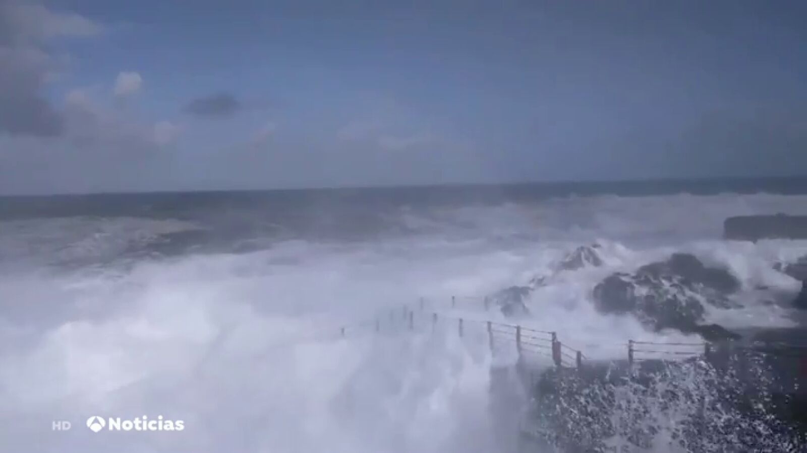 El temporal Dora pasa por España ocasionando grandes destrozos en la mitad norte de la Península