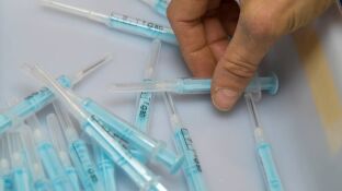 Muestras de la jeringuilla que fabrican para administrar la vacuna contra el coronavirus
