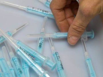 Muestras de la jeringuilla que fabrican para administrar la vacuna contra el coronavirus