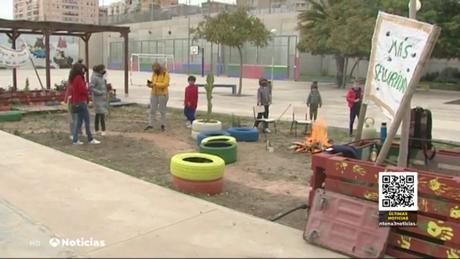 Varios padres acampan día y noche en el patio del colegio de sus hijos tras sufrir cinco robos en dos semanas