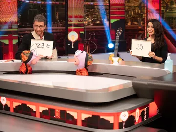 Pablo Motos y Macarena García alucinan con las definiciones de Trancas y Barrancas en su divertida sección: "El último comentario..." Pablo Motos y Macarena García alucinan con las definiciones de Trancas y Barrancas en su divertida sección: "El último comentario..."