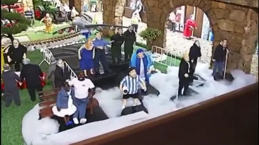 El Bel&eacute;n de Valga se pone mascarilla y se codea con el Rey y Maradona