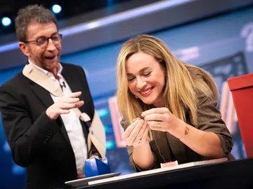 Las cinco ideas de Marta Hazas en 'El Hormiguero 3.0': desde ponerse una corbata hasta la forma más 'cool' de envolver un regalo Las cinco ideas de Marta Hazas en 'El Hormiguero 3.0': desde ponerse una corbata hasta la forma más 'cool' de envolver un regalo