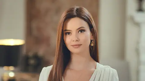 El radical cambio de imagen de Sirin: el dinero la convierte en una mujer elegante y sofisticada El radical cambio de imagen de Sirin: el dinero la convierte en una mujer elegante y sofisticada