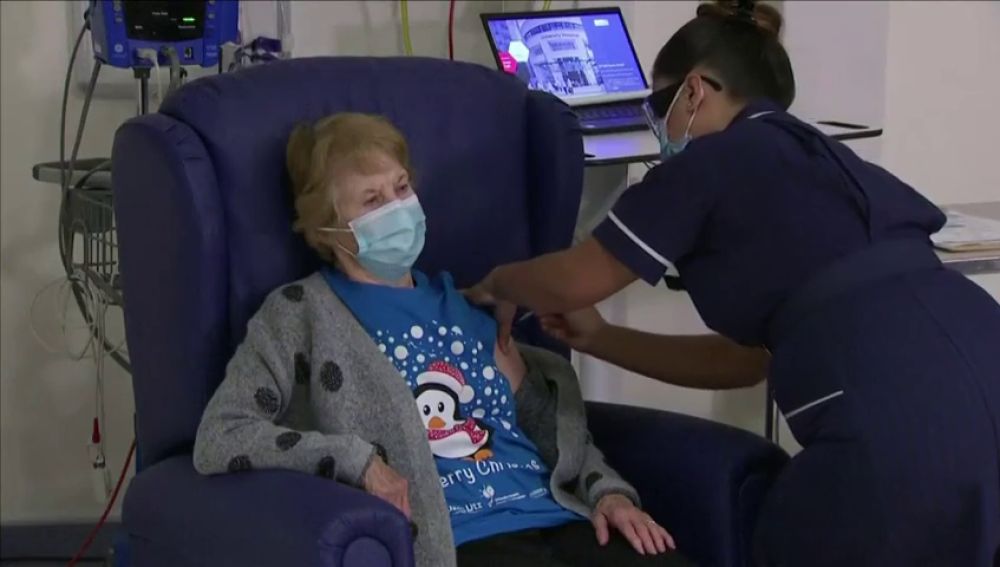 Una mujer de 90 años, la primera en vacunarse contra el coronavirus en Reino Unido