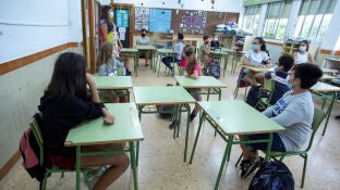 Los alumnos atienden a su profesora en una clase.