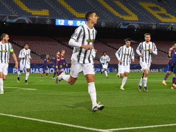 La Juventus golea al Barcelona en el Camp Nou y le arrebata el primer puesto de grupo en Champions League