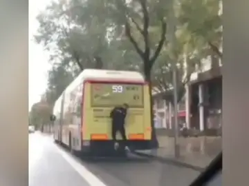 'Metring', la peligrosa moda de engancharse a vagones en marcha 'Metring', la peligrosa moda de engancharse a vagones en marcha